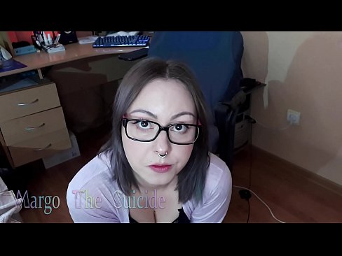❤️ 性感的眼镜女孩在镜头前深深地吸吮假阳具 ❤❌ Sex video❌❤